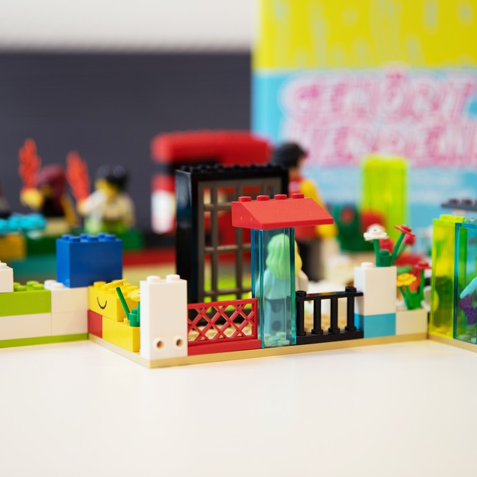 Das Bild zeigt Lego (vergrößerte Bildansicht wird geöffnet)
