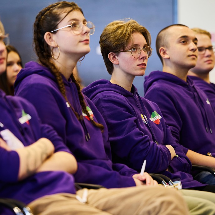 Mitglieder von Jugend vertritt Jugend (JvJ NRW) sitzen im Publikum. (vergrößerte Bildansicht wird geöffnet)