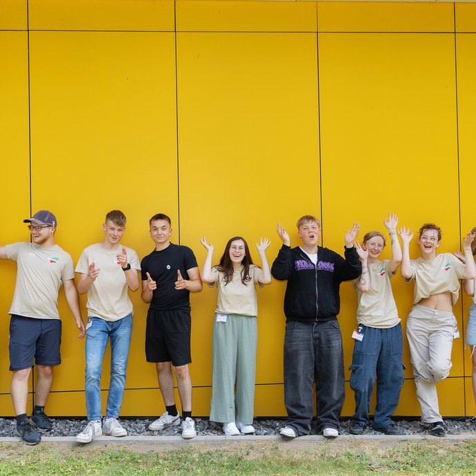 Gruppenfoto von JvJ, die lustig in die Kamera schauen (vergrößerte Bildansicht wird geöffnet)