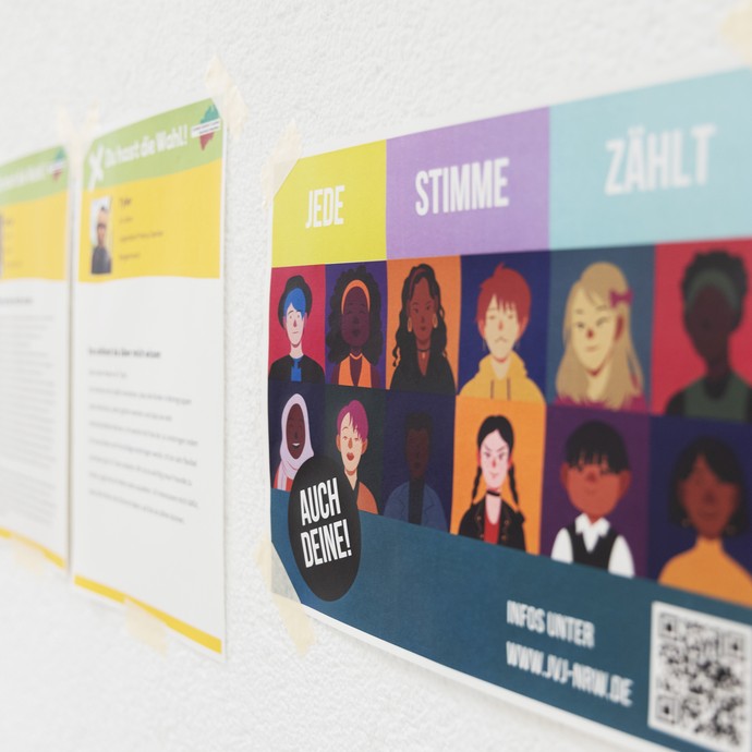 Wahlplakate (vergrößerte Bildansicht wird geöffnet)