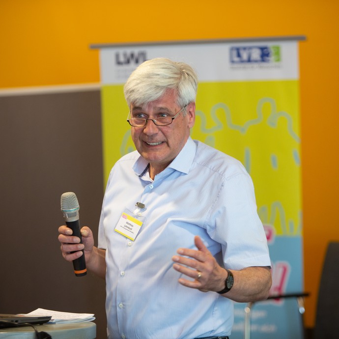 Das Bild zeigt Matthias Lehmkuhl vom LWL, der eine Rede hält (vergrößerte Bildansicht wird geöffnet)
