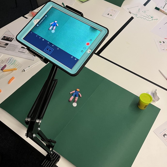 Mit einem Tablet werden Stop-Motion-Filme gedreht. (vergrößerte Bildansicht wird geöffnet)