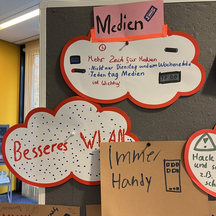 Selbst gebastelte Demoplakate der jungen Menschen (vergrößerte Bildansicht wird geöffnet)