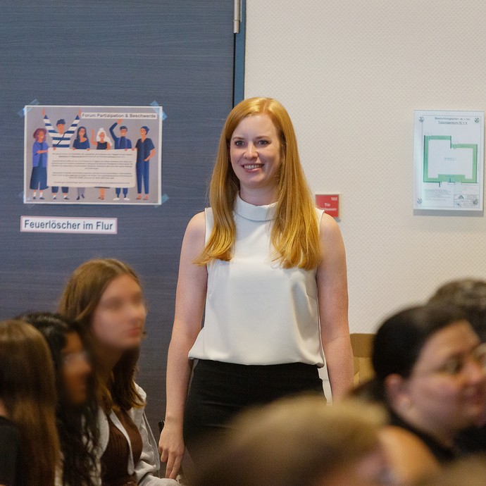 Das Bild zeigt Anna Richters, die lachend ins Publikum schaut (vergrößerte Bildansicht wird geöffnet)