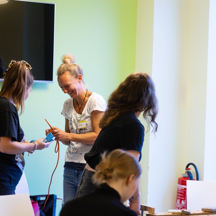 Mehrere Personen in einem Workshop (vergrößerte Bildansicht wird geöffnet)