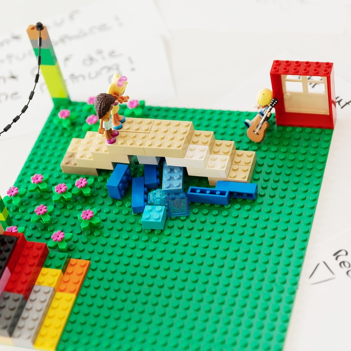 Das Bild zeigt ein Zimmer, das aus Lego gebaut wurde (vergrößerte Bildansicht wird geöffnet)
