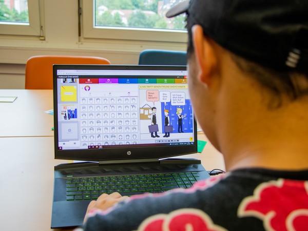 Foto einer Person vor einem Laptop