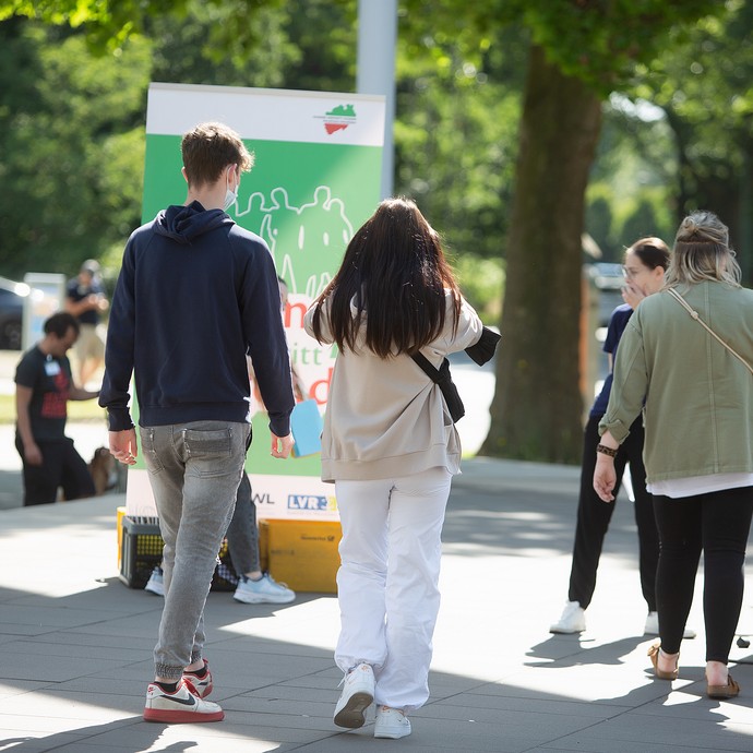 Das Bild zeigt Menschen bei der Ankunft (vergrößerte Bildansicht wird geöffnet)
