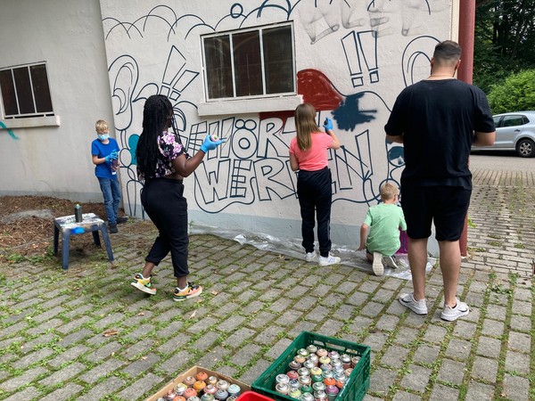 Bild zeigt Kinder beim Sprühen