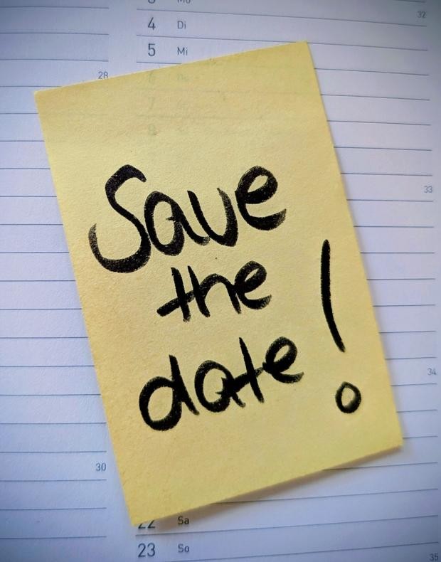 ein gelbes post-it mit der Aufschrift "Save the date" klebt auf einem Kalenderblatt