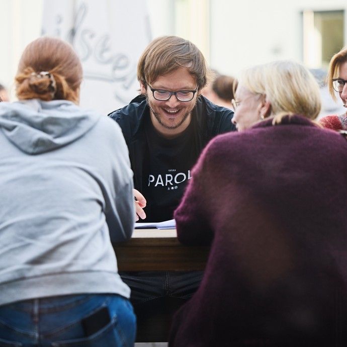 Fachkräfte im Austausch (vergrößerte Bildansicht wird geöffnet)