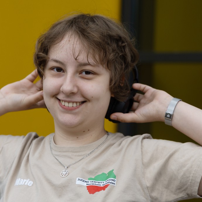 Ein Mädchen lächelt in die Kamera. (vergrößerte Bildansicht wird geöffnet)