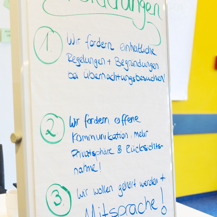 Plakat mit 3 Forderungen (vergrößerte Bildansicht wird geöffnet)
