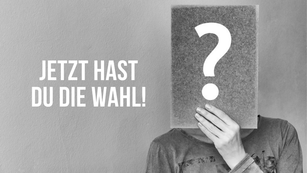 Person hält sich ein Schild mit einem Fragezeichen darauf vor das Gesicht. Daneben steht "Jetzt hast du die Wahl!"