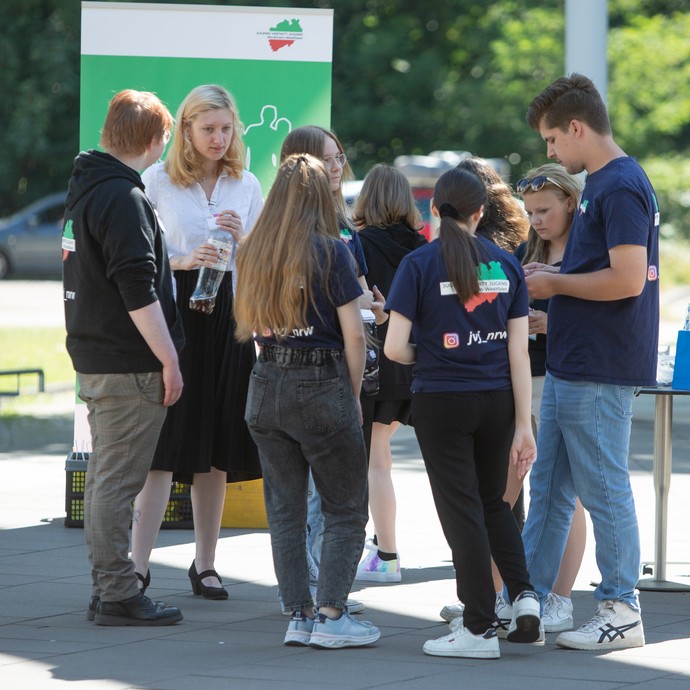 Das Bild zeigt Menschen bei der Ankunft (vergrößerte Bildansicht wird geöffnet)