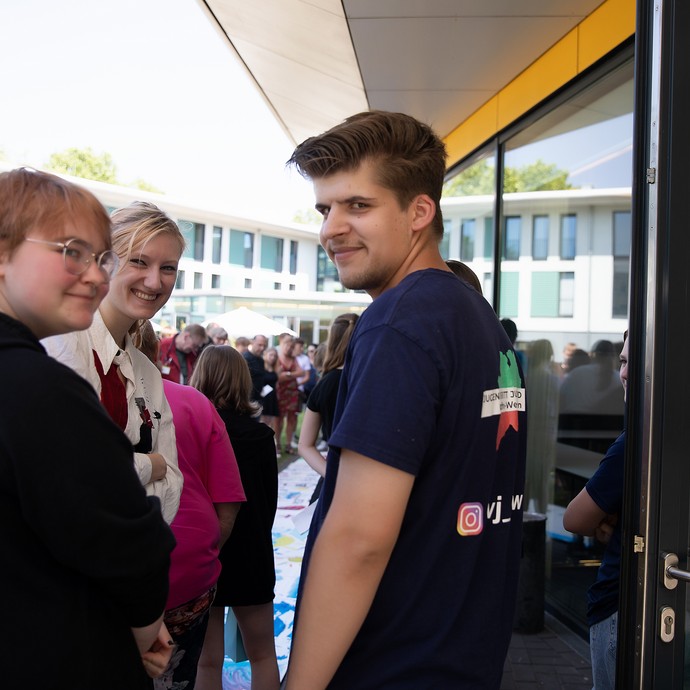 Das Bild zeigt Mitglieder von Jugend vertritt Jugend im Gespräch (vergrößerte Bildansicht wird geöffnet)