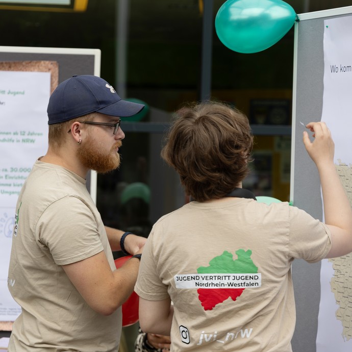 Zwei Mitglieder von JvJ NRW von hinten. (vergrößerte Bildansicht wird geöffnet)
