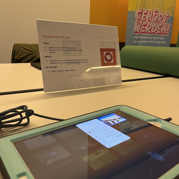 Mit einem Tablet werden Stop-Motion-Filme gedreht. (vergrößerte Bildansicht wird geöffnet)