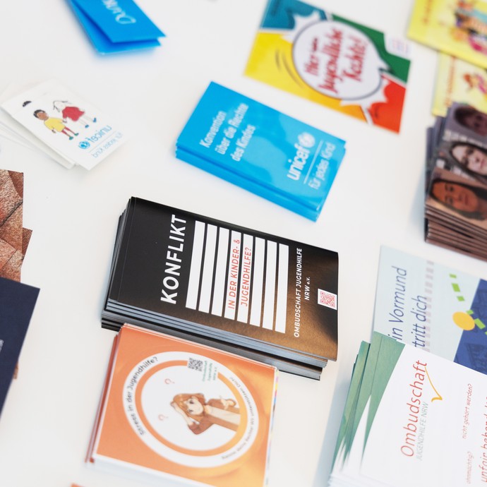 Material vom Stand der Ombudschaft Jugendhilfe NRW (vergrößerte Bildansicht wird geöffnet)