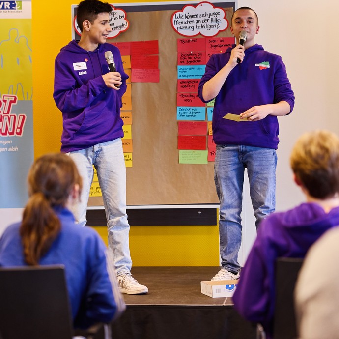 Mitglieder von Jugend vertritt Jugend (NRW) beantworten Fragen und losen Gewinner ihres Gewinnspieles aus. (vergrößerte Bildansicht wird geöffnet)