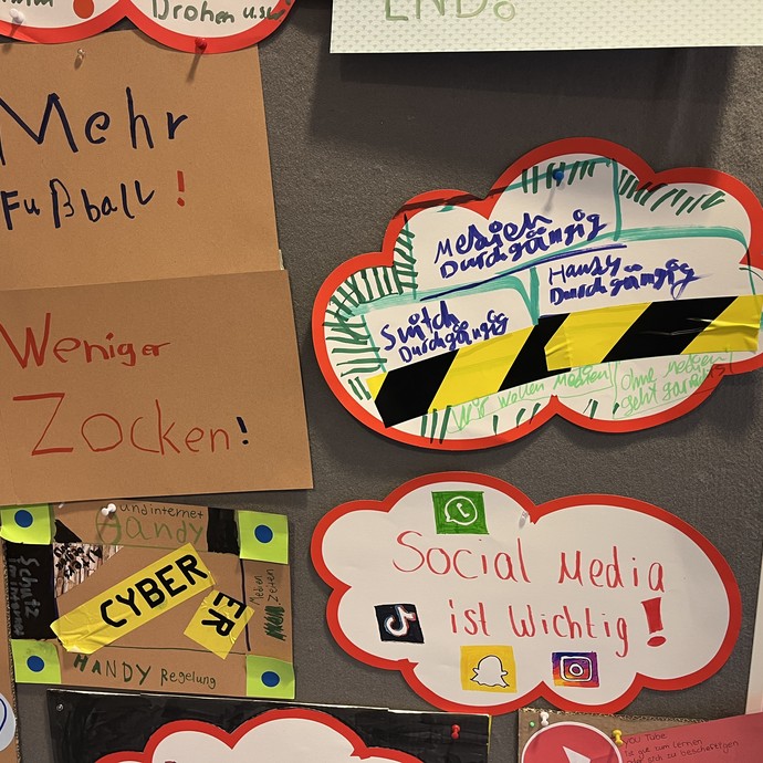 Selbstgebastelte Demoplakate der jungen Menschen (vergrößerte Bildansicht wird geöffnet)
