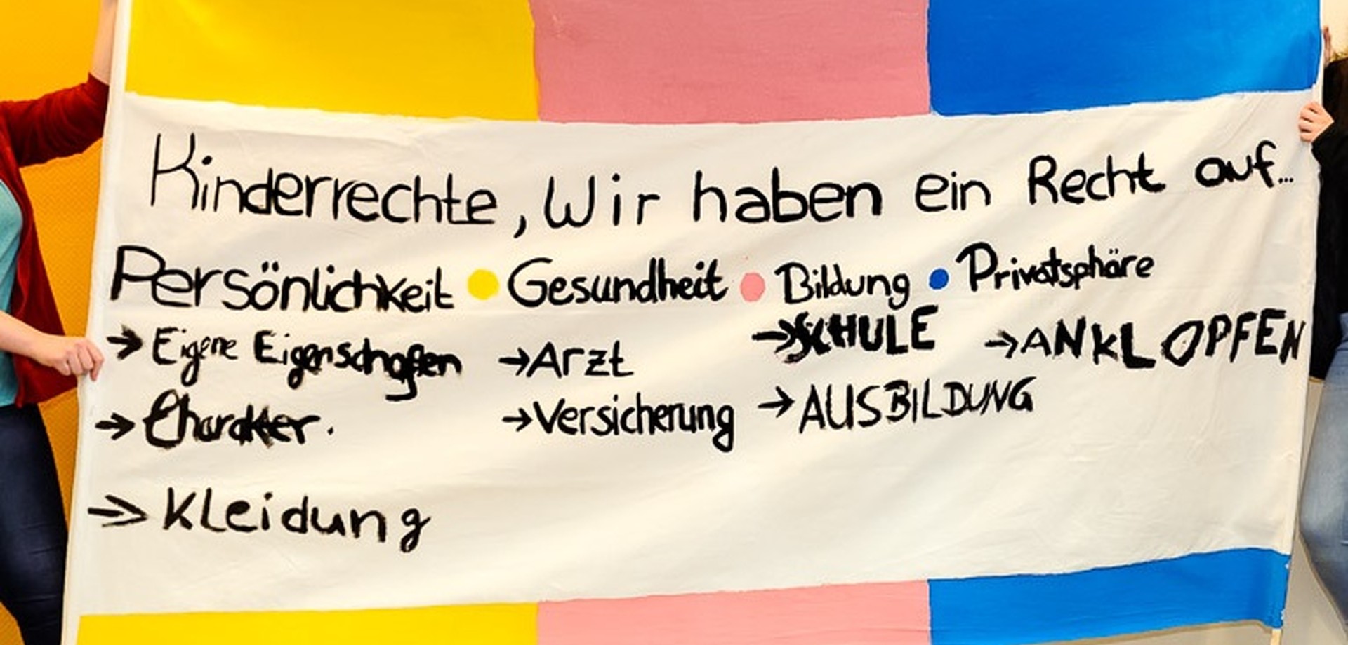 Foto eines Banners mit Kinderrechten