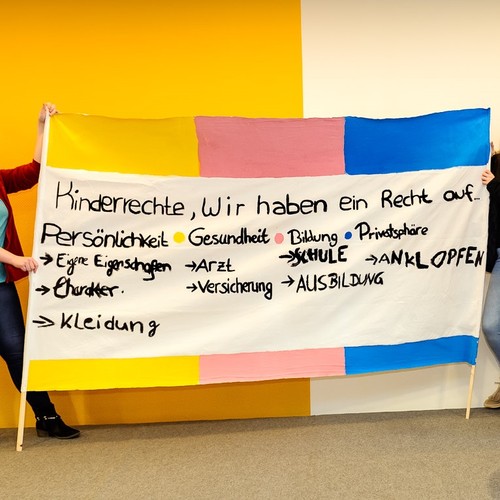 Foto eines Banners mit den Kinderrechten