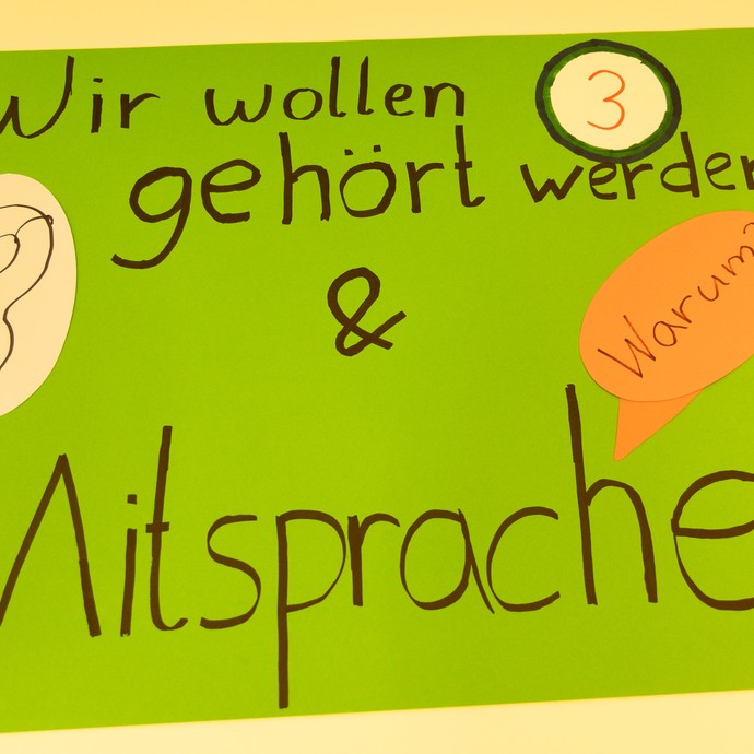 Plakat mit Schriftzug "Wir wollen gehört werden & Mitsprache!" (vergrößerte Bildansicht wird geöffnet)