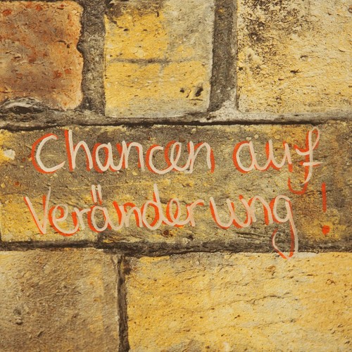 Foto einer Steinwand mit der Aufschrift Chancen auf Veränderung