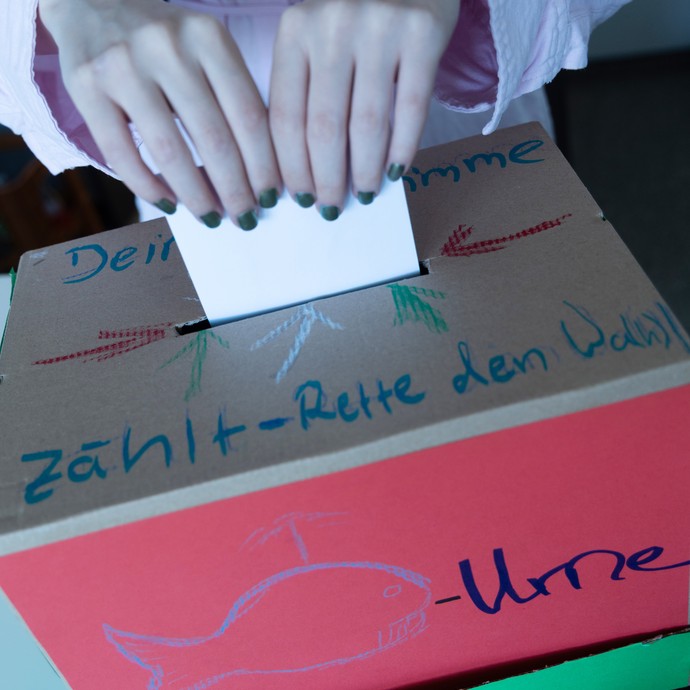 Eine gebastelte Wahlurne für die Wahl von JvJ NRW. (vergrößerte Bildansicht wird geöffnet)