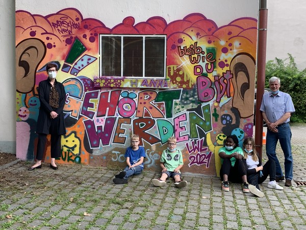 Das Bild zeigt Kinder und Jugendliche sowie Birgit Westers und Mathias Lehmkuhl.