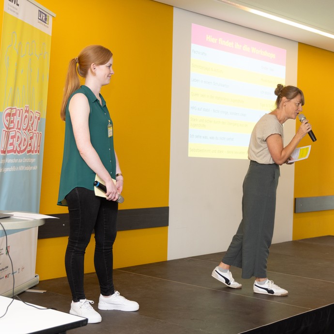 Inga Abels und Anna Richters auf der Bühne (vergrößerte Bildansicht wird geöffnet)