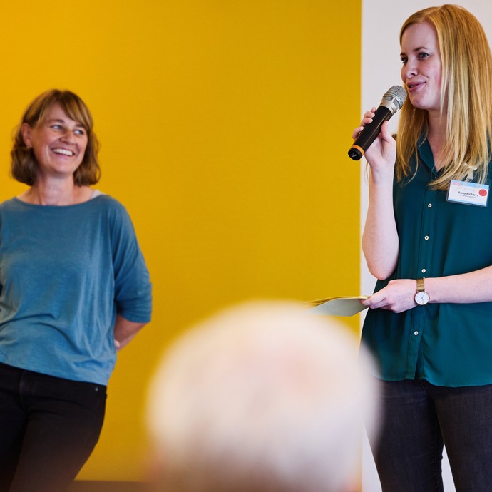 Anna Richters und Inga Abels moderieren auf der Bühne. (vergrößerte Bildansicht wird geöffnet)
