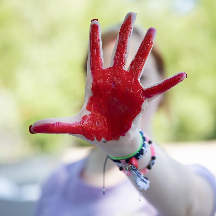 Das Bild zeigt eine rot angemalte Handinnenfläche (vergrößerte Bildansicht wird geöffnet)