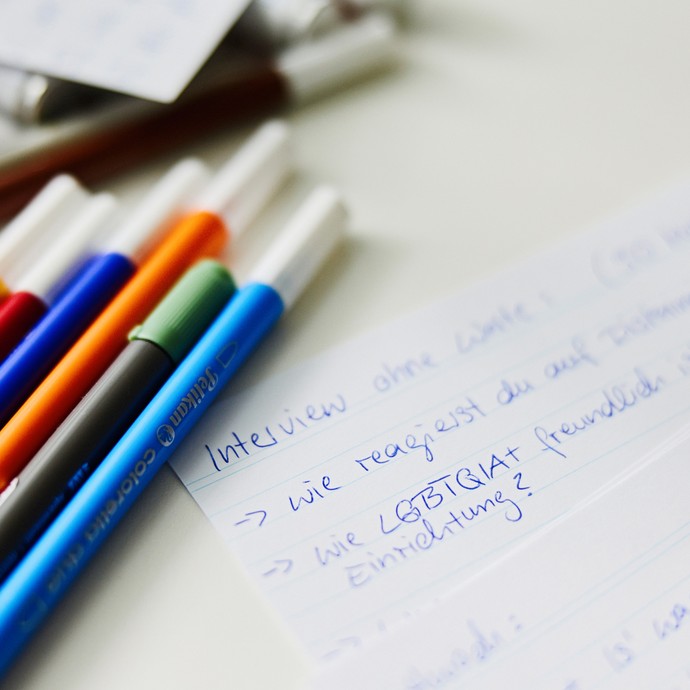 Stifte und Papier (vergrößerte Bildansicht wird geöffnet)
