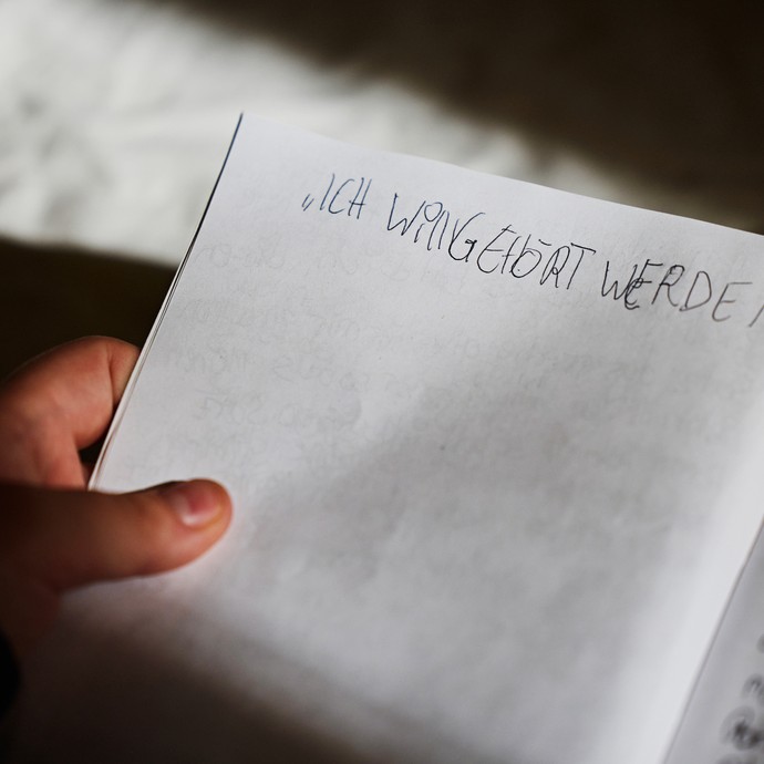 Auf einem Papier steht "ich will gehört werden!" (vergrößerte Bildansicht wird geöffnet)