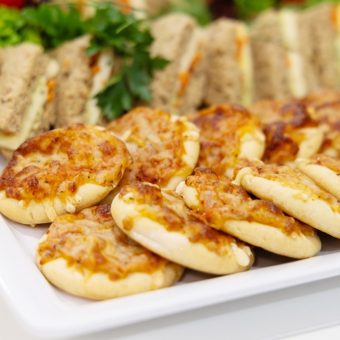 Pizzaschnecken und Sandwiches (vergrößerte Bildansicht wird geöffnet)