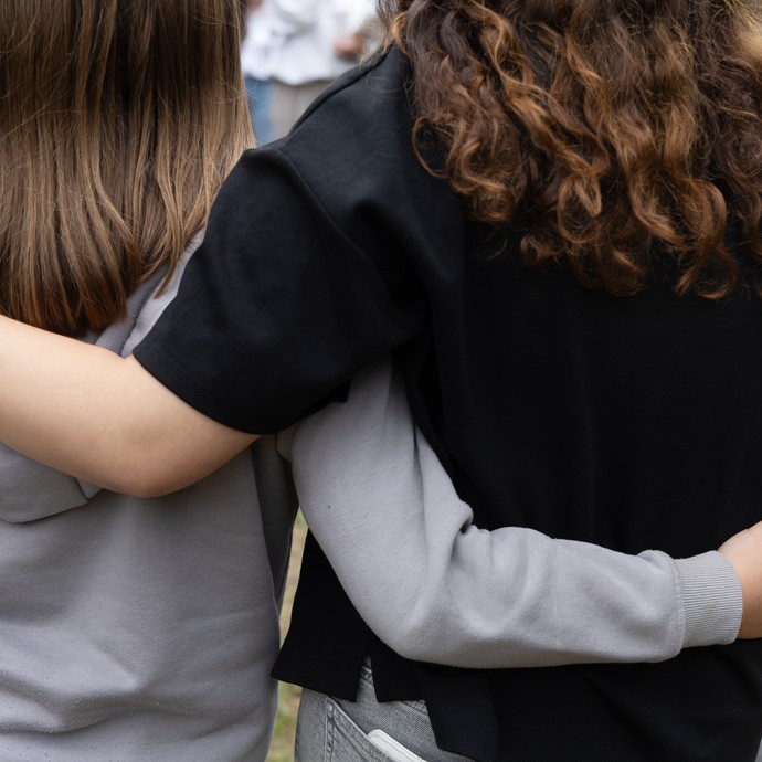 Zwei junge Menschen Arm in Arm (vergrößerte Bildansicht wird geöffnet)