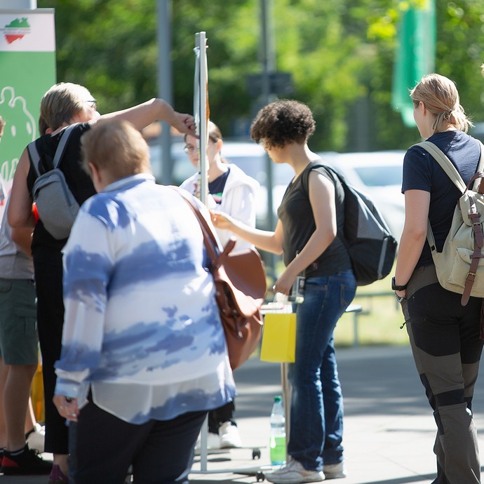 Das Bild zeigt Menschen bei der Ankunft (vergrößerte Bildansicht wird geöffnet)