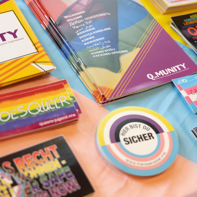 Verschiedene bunte Materialien zum Thema LGBTQIA+ (vergrößerte Bildansicht wird geöffnet)