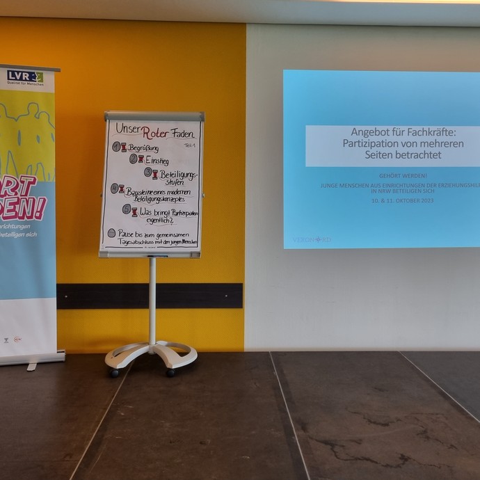 Bühnenbild zum Fachkräfteprogramm (vergrößerte Bildansicht wird geöffnet)