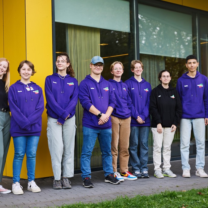 Gruppenfoto mit ein paar Mitgliedern von Jugend vertritt Jugend (JvJ NRW), Inga Abels und Anna Richters. (vergrößerte Bildansicht wird geöffnet)