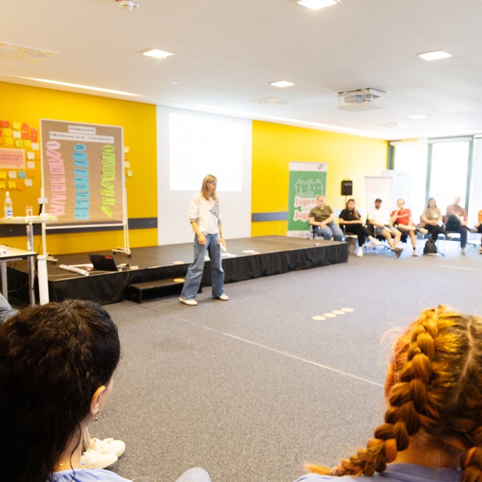 Viele Fachkräfte sitzen in ihrem Workshop zusammen im Kreis. (vergrößerte Bildansicht wird geöffnet)