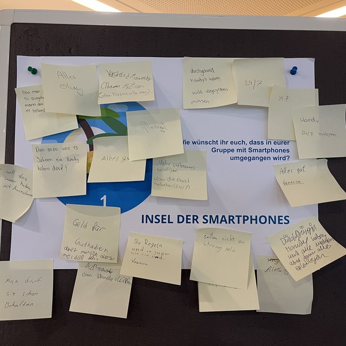 Plakat mit den gesammelten Wünschen der jungen Menschen zur Frage "Wie wünscht ihr euch, dass in eurer Gruppe mit dem Smartphones umgegangen wird?" (vergrößerte Bildansicht wird geöffnet)