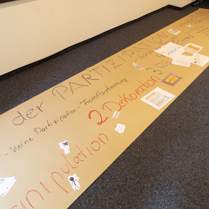 Sehr großes Plakat mit dem Titel "Stufen der Partizipation" (vergrößerte Bildansicht wird geöffnet)