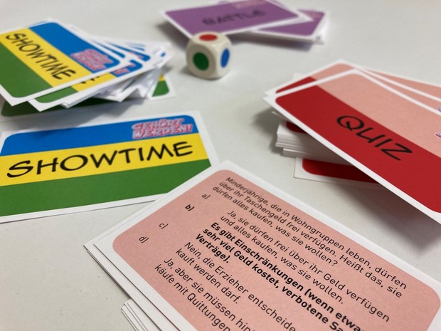 Foto von Spielkarten und einem Würfel Foto von Spielkarten und einem Würfel
